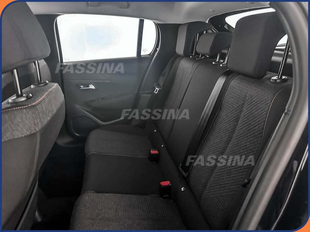 Peugeot 208 nuova a Milano (10)