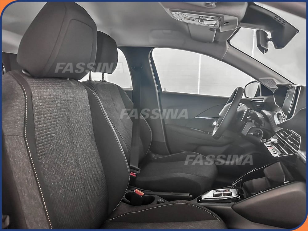 Peugeot 208 nuova a Milano (12)