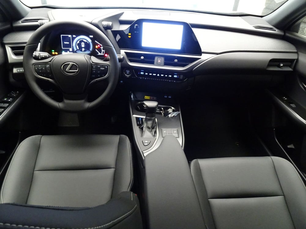 Lexus UX nuova a Treviso (13)