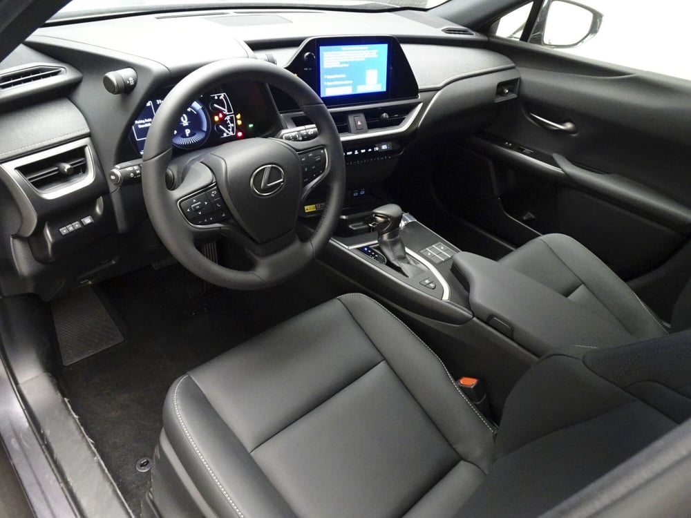 Lexus UX nuova a Treviso (9)