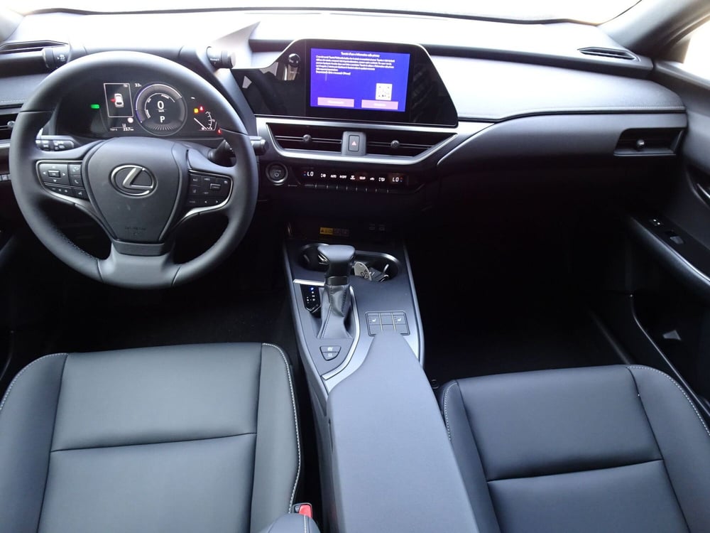 Lexus UX nuova a Treviso (12)