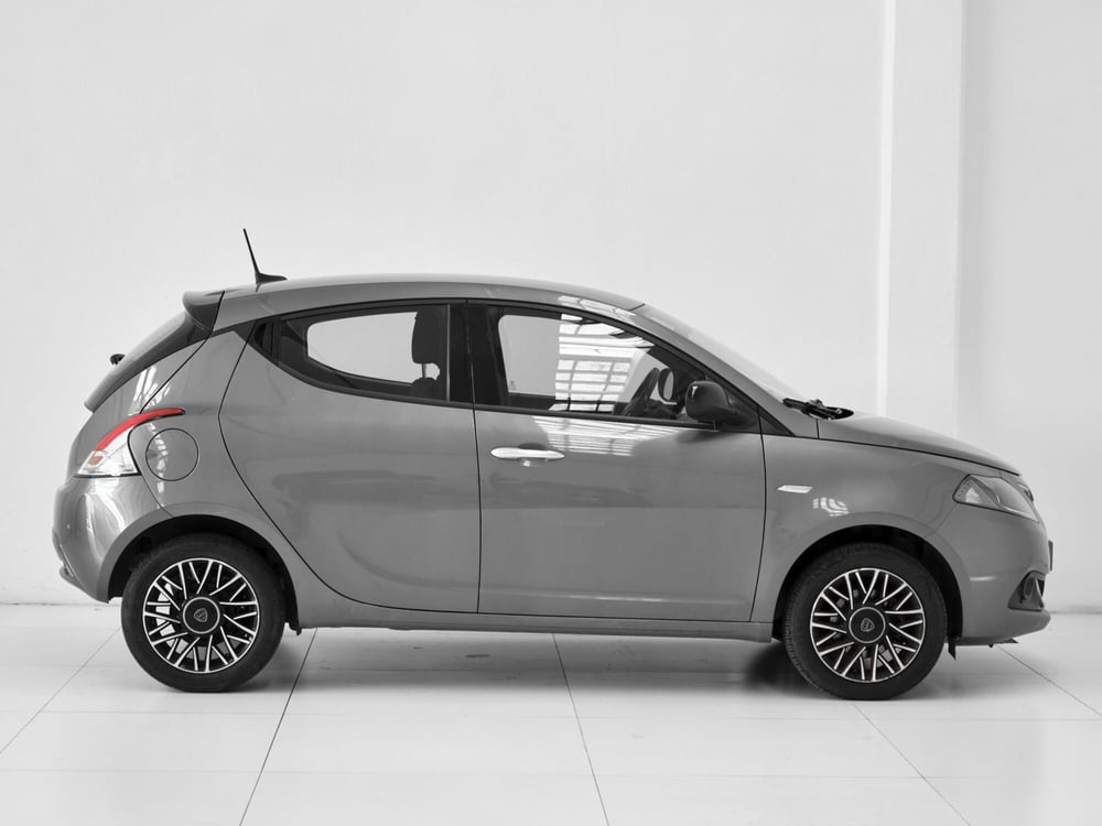 Lancia Ypsilon usata a Prato (6)