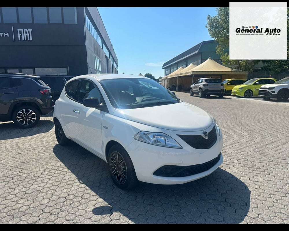 Lancia Ypsilon usata a Lucca