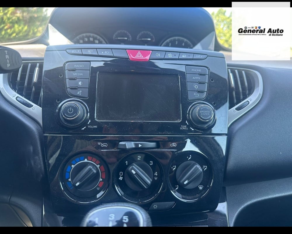 Lancia Ypsilon usata a Lucca (10)