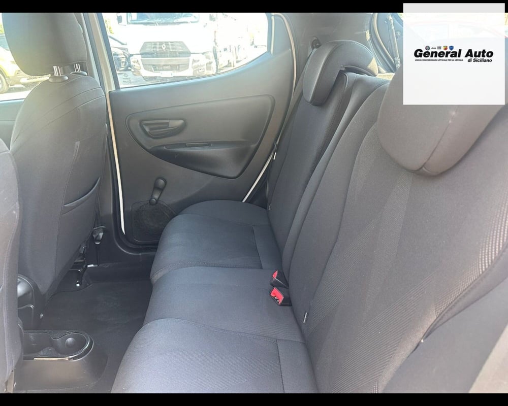 Lancia Ypsilon usata a Lucca (12)