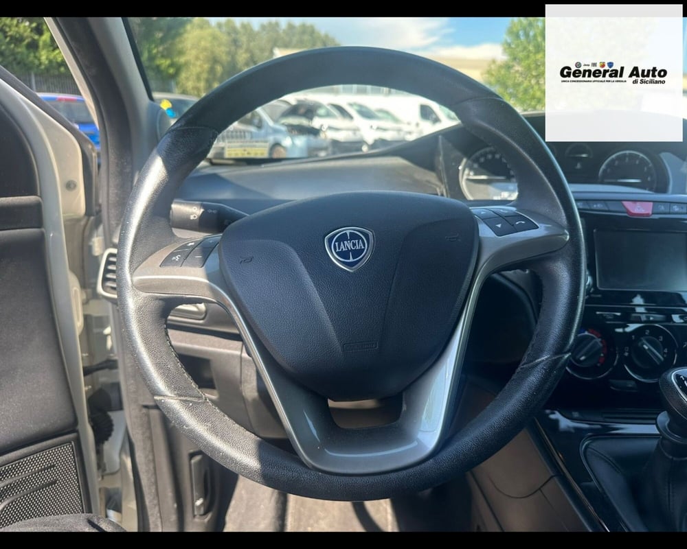 Lancia Ypsilon usata a Lucca (8)