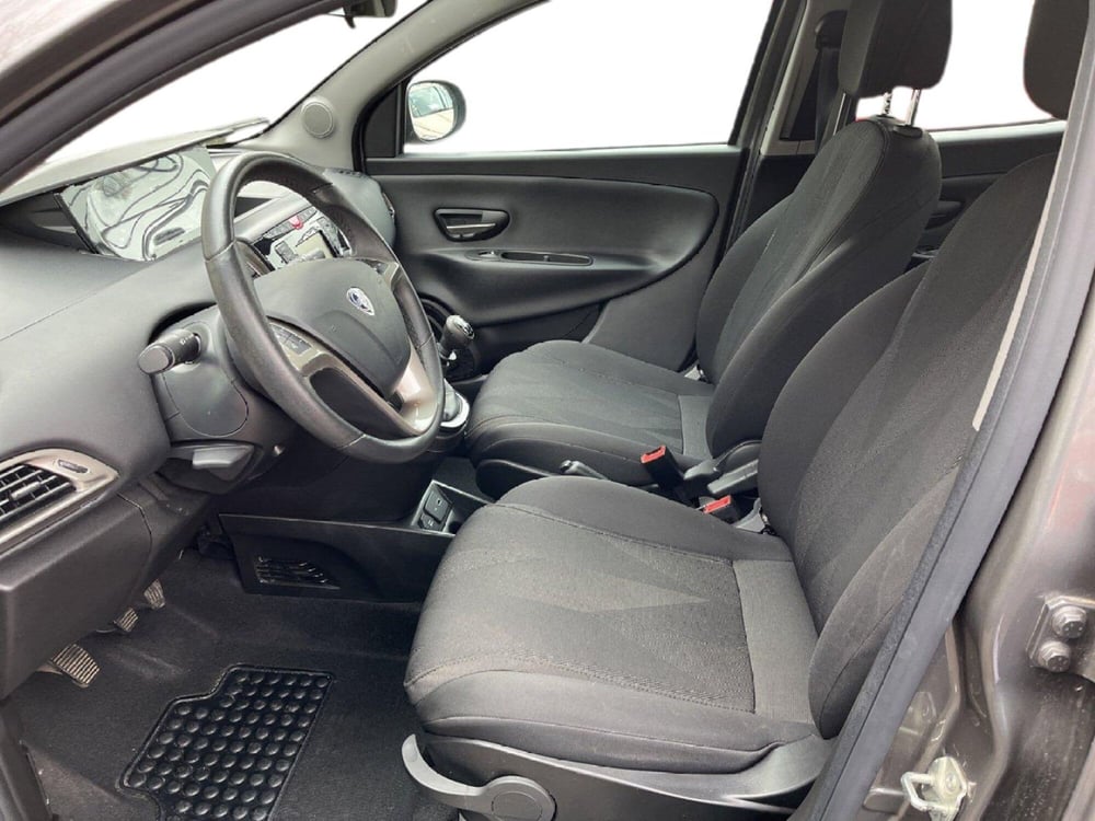 Lancia Ypsilon usata a Torino (9)