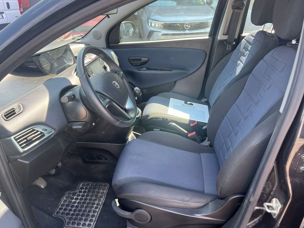 Lancia Ypsilon usata a Milano (11)
