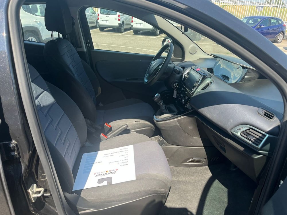 Lancia Ypsilon usata a Milano (12)