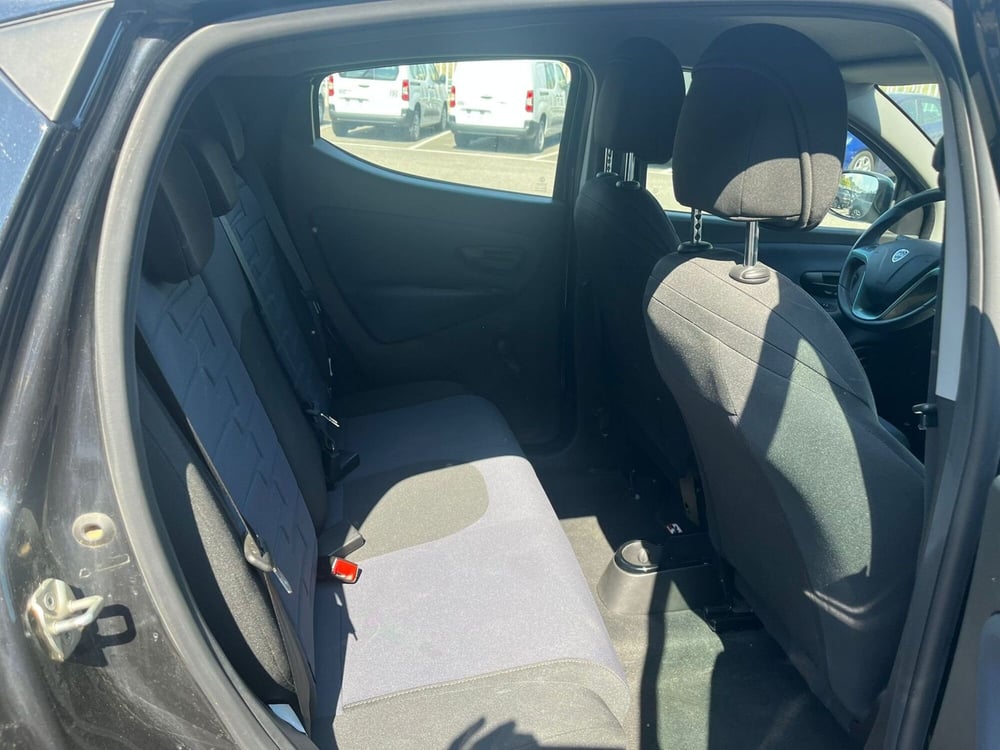 Lancia Ypsilon usata a Milano (14)