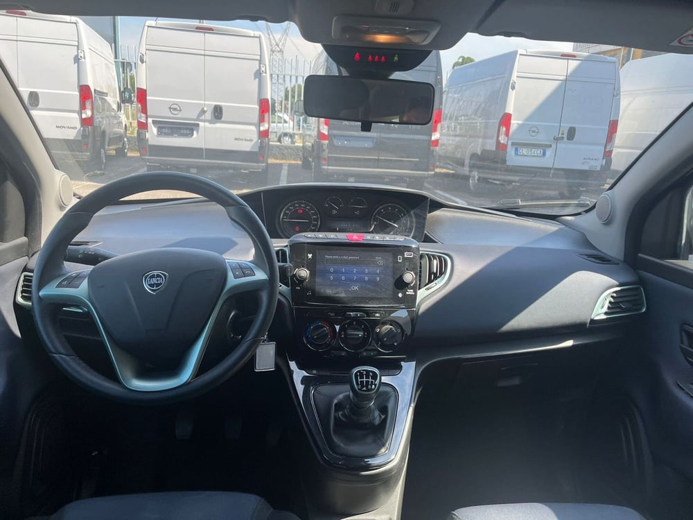 Lancia Ypsilon usata a Milano (15)