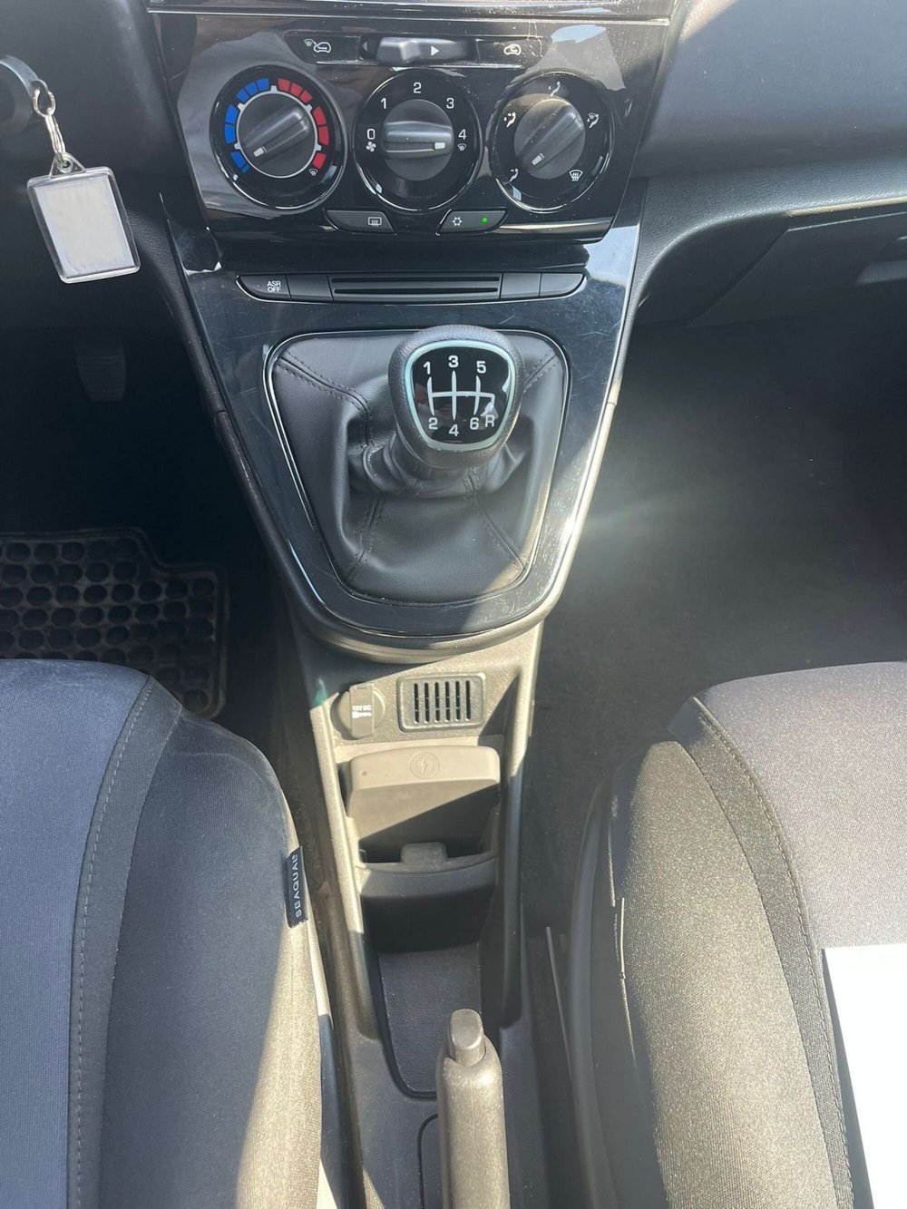 Lancia Ypsilon usata a Milano (17)