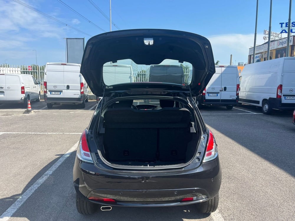 Lancia Ypsilon usata a Milano (9)