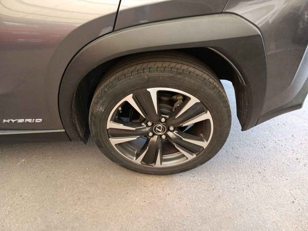 Lexus UX usata a Milano (14)