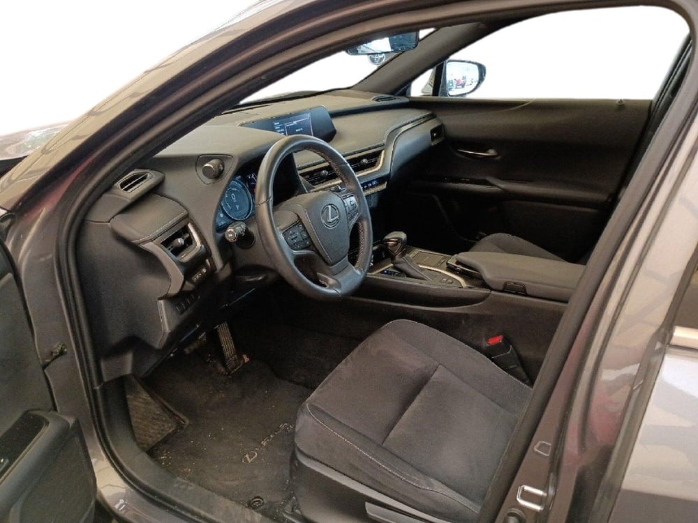 Lexus UX usata a Milano (15)