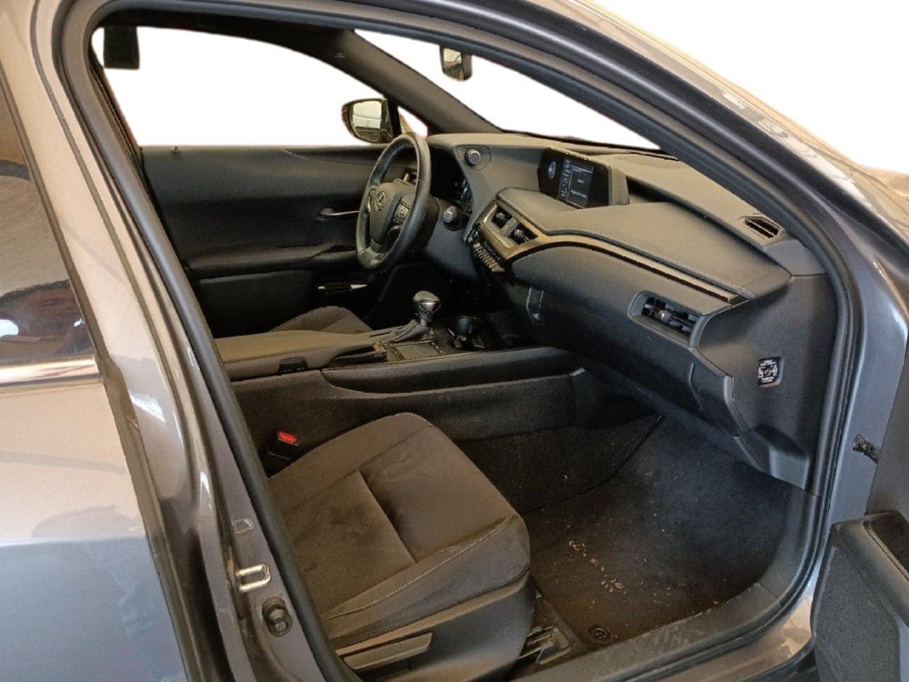 Lexus UX usata a Milano (6)