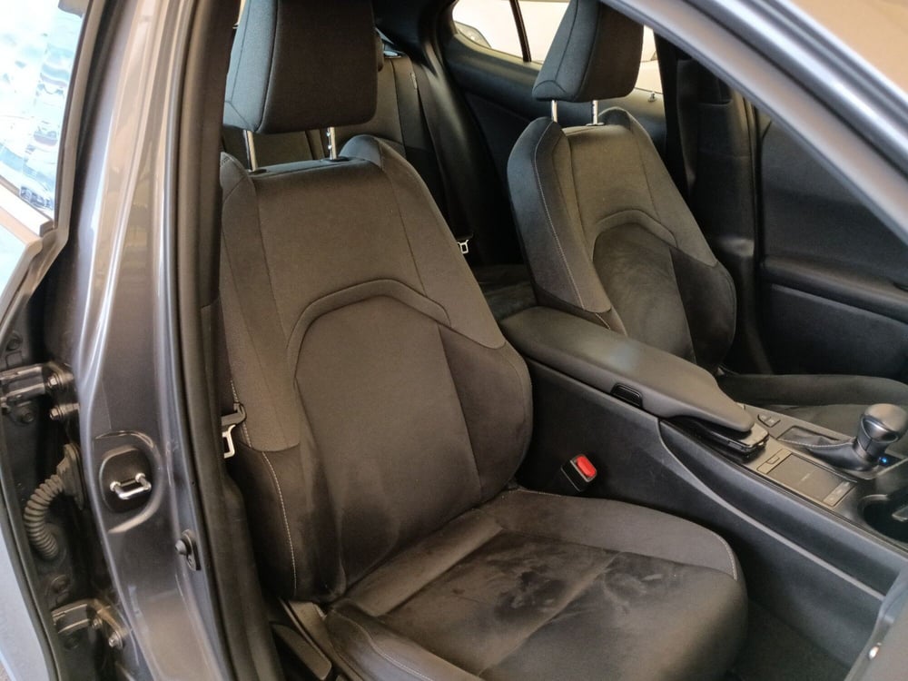 Lexus UX usata a Milano (7)