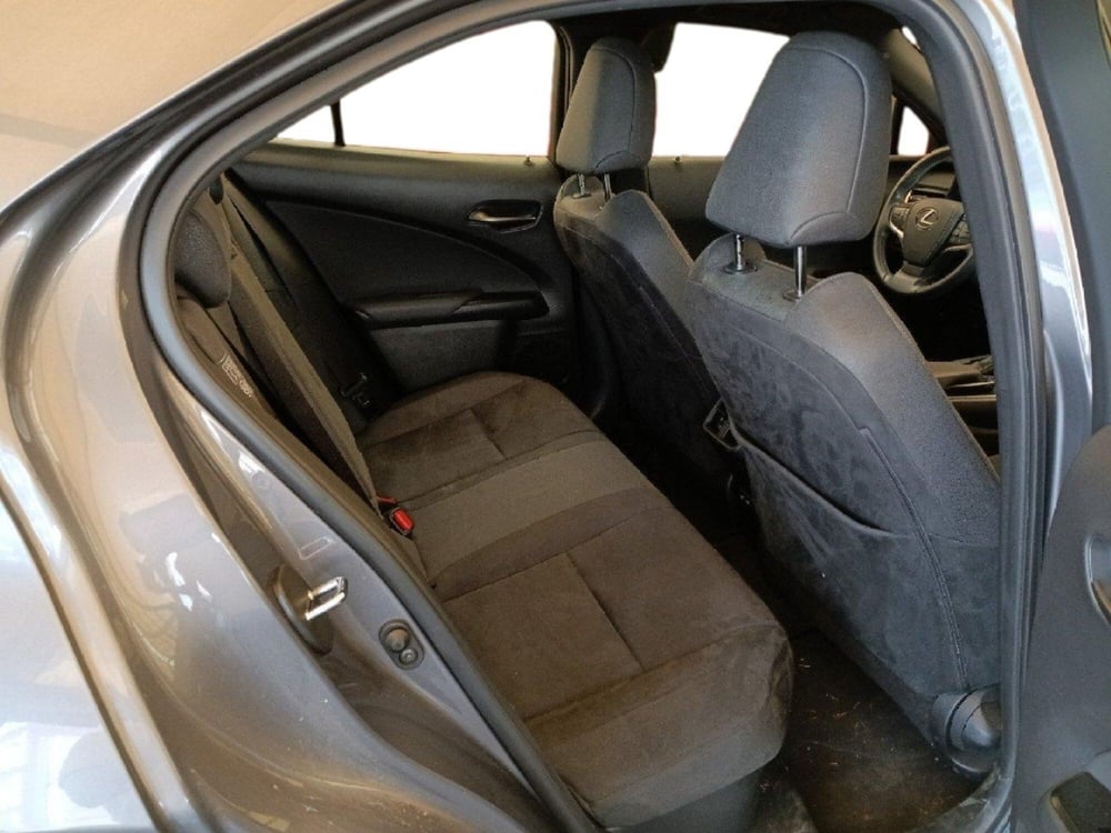 Lexus UX usata a Milano (8)
