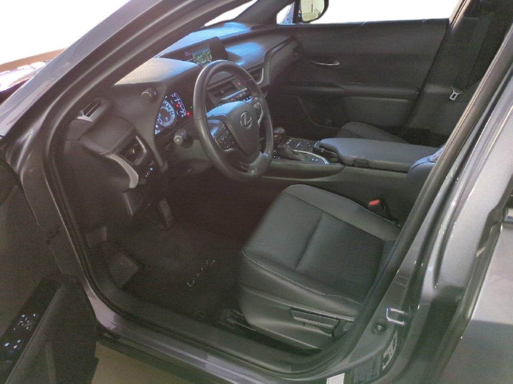 Lexus UX usata a Milano (12)