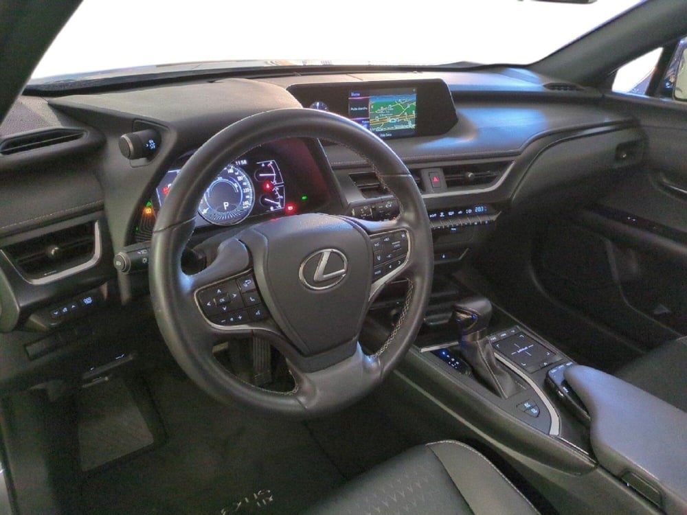 Lexus UX usata a Milano (14)