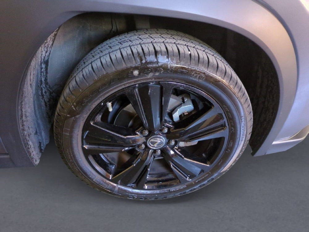 Lexus UX usata a Milano (9)