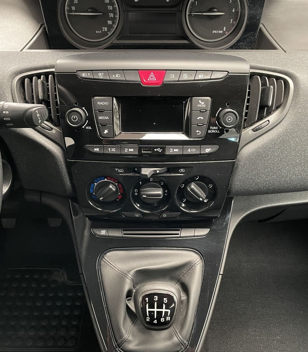 Lancia Ypsilon usata a Novara (13)