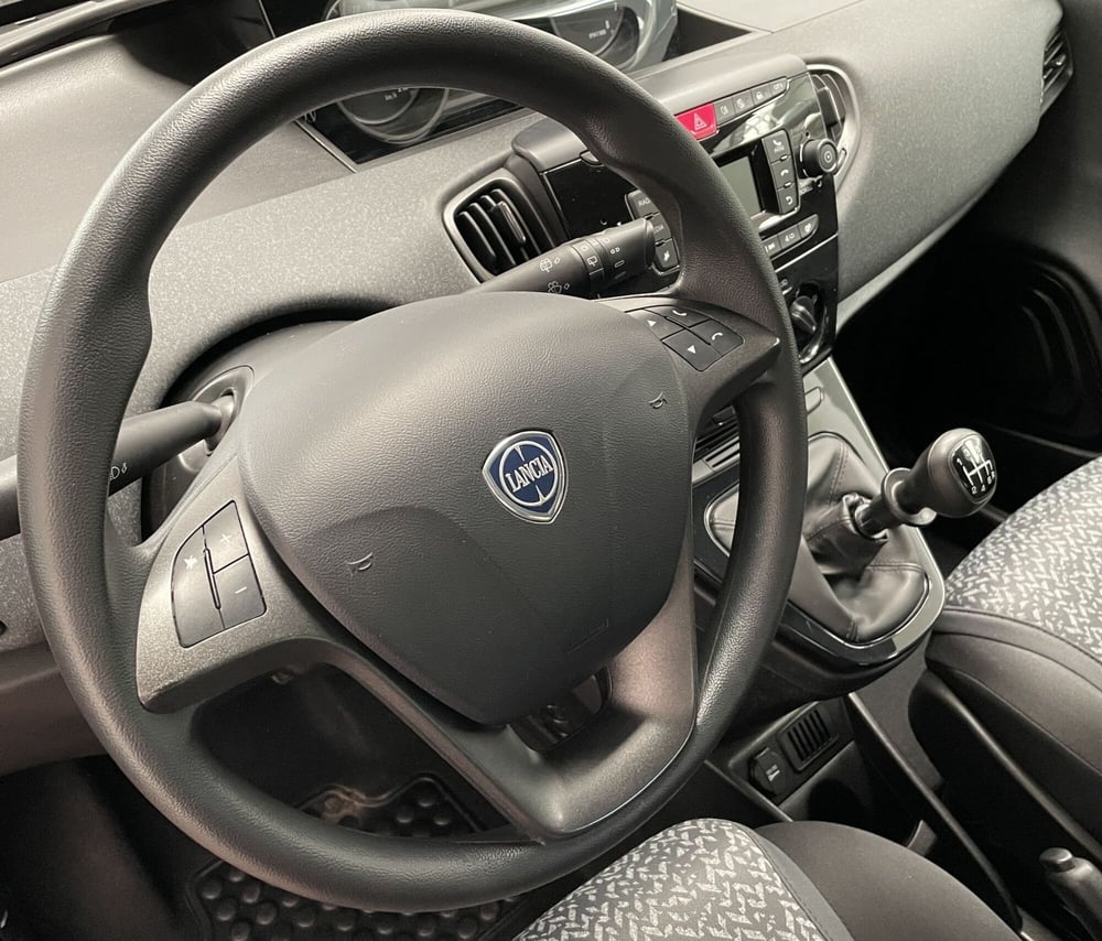 Lancia Ypsilon usata a Novara (17)
