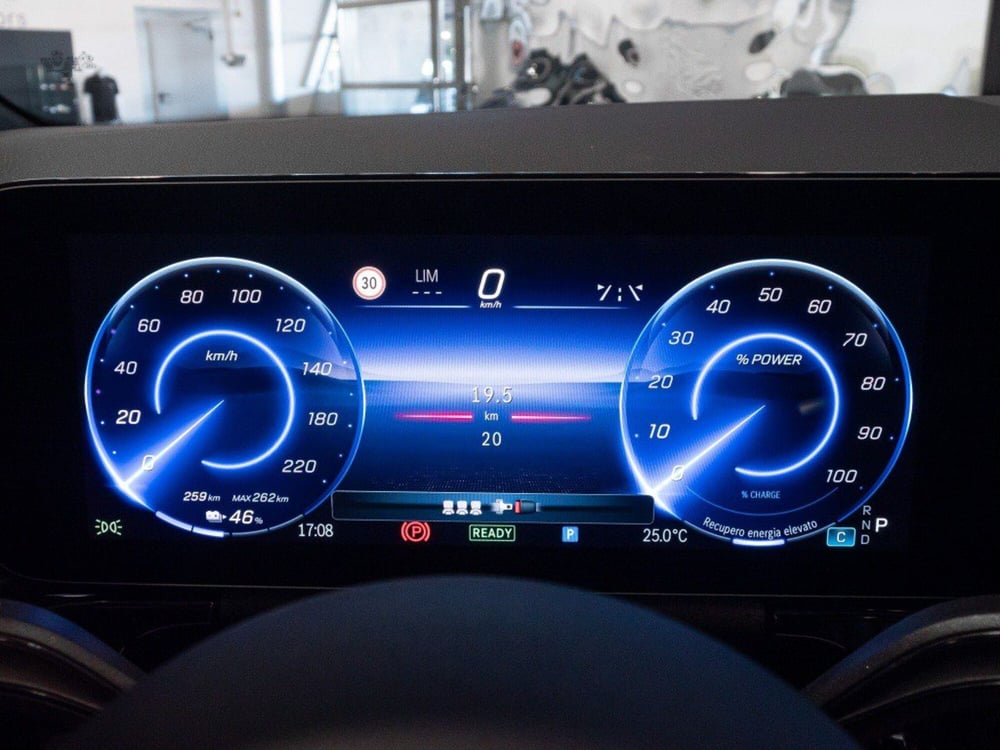 Mercedes-Benz EQA nuova a Macerata (14)