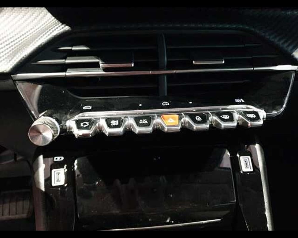 Peugeot 208 nuova a Cuneo (19)
