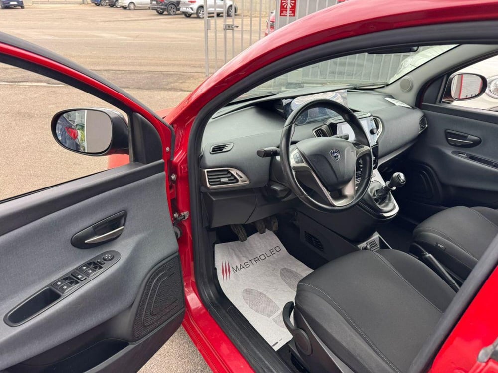 Lancia Ypsilon usata a Lecce (11)