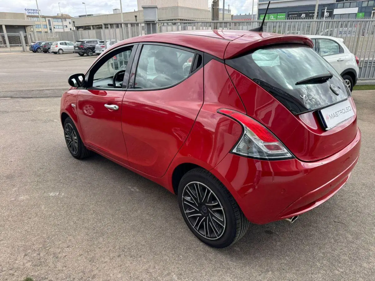 Lancia Ypsilon usata a Lecce (5)