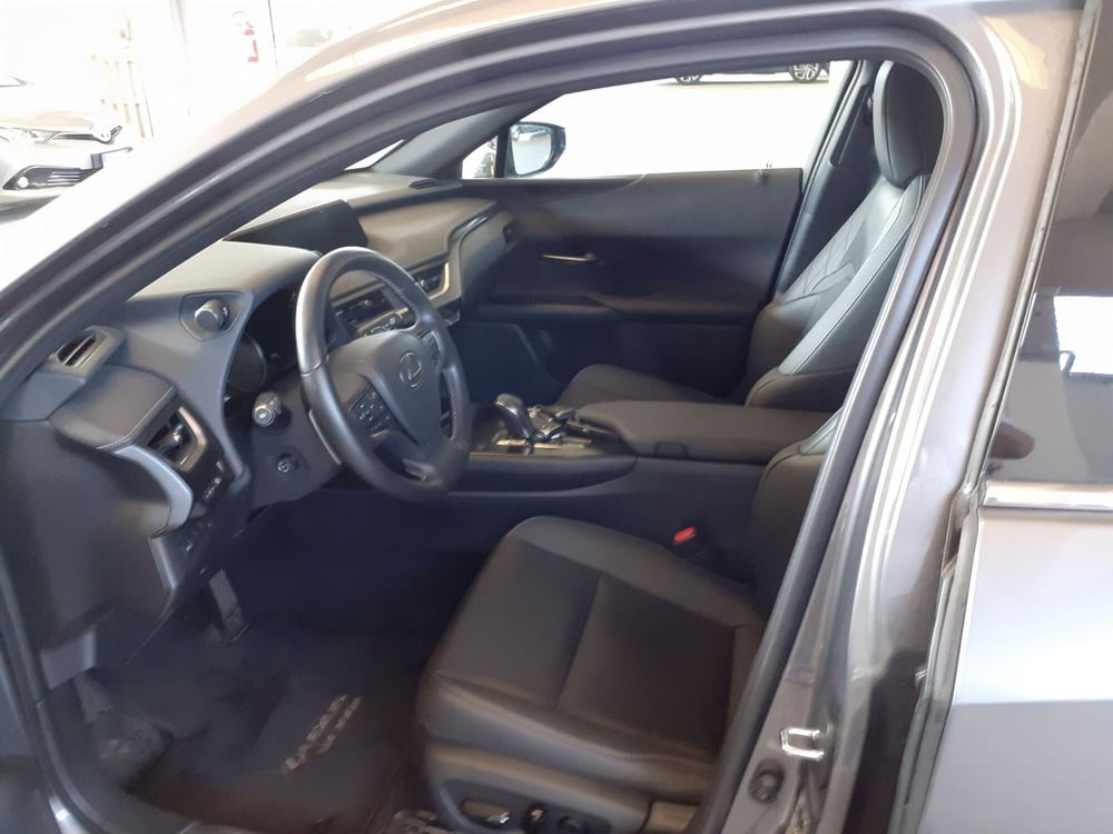 Lexus UX usata a Cremona (10)