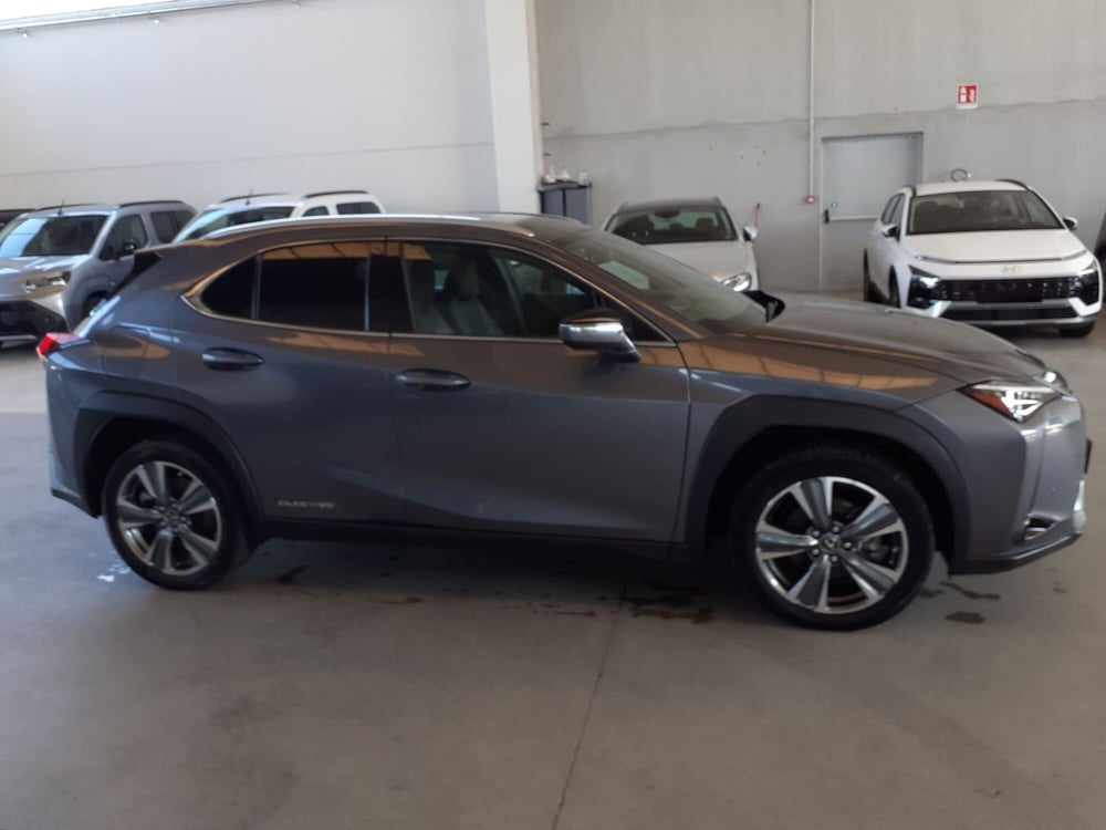Lexus UX usata a Cremona (6)