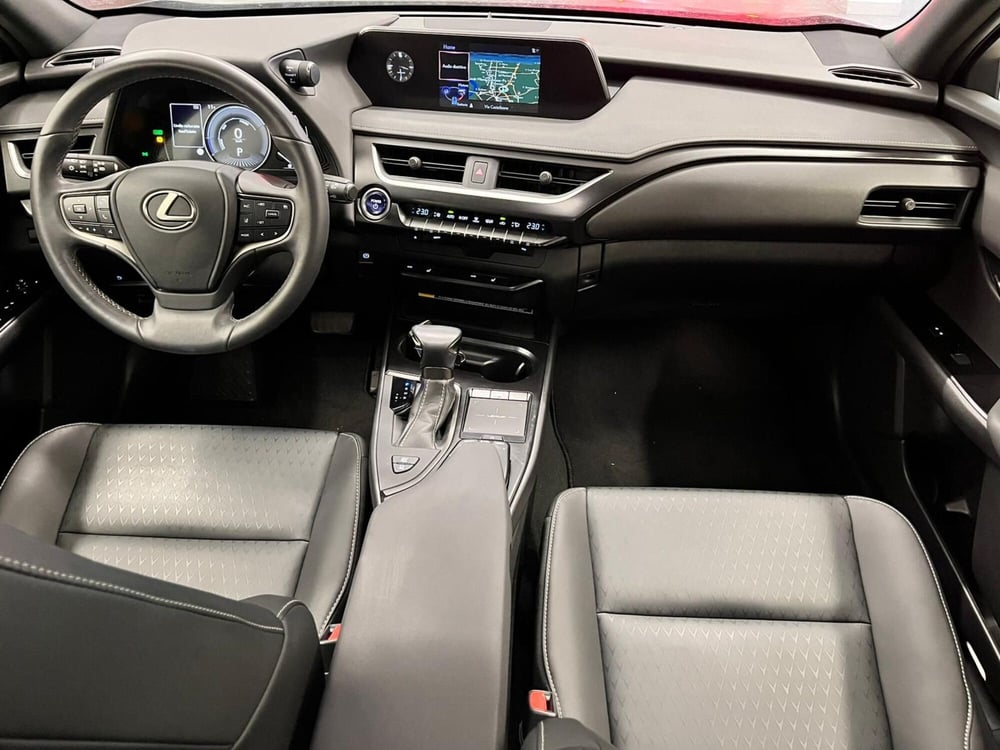 Lexus UX usata a Cremona (13)