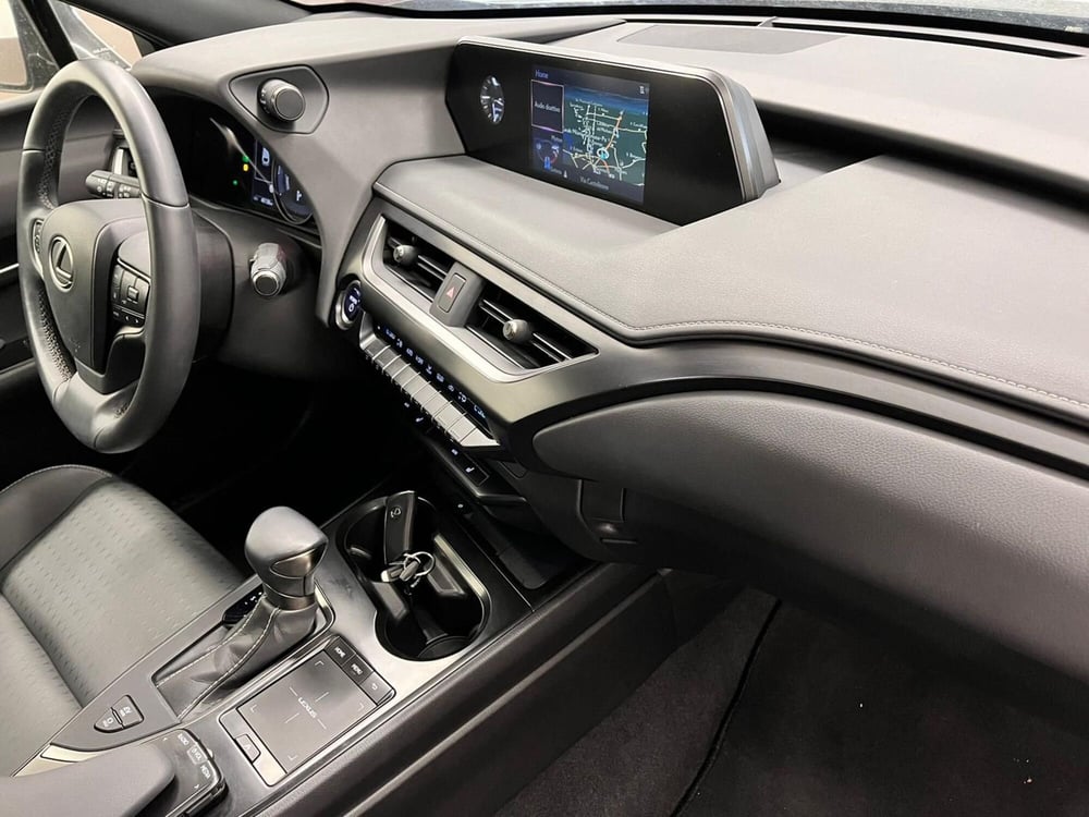 Lexus UX usata a Cremona (6)