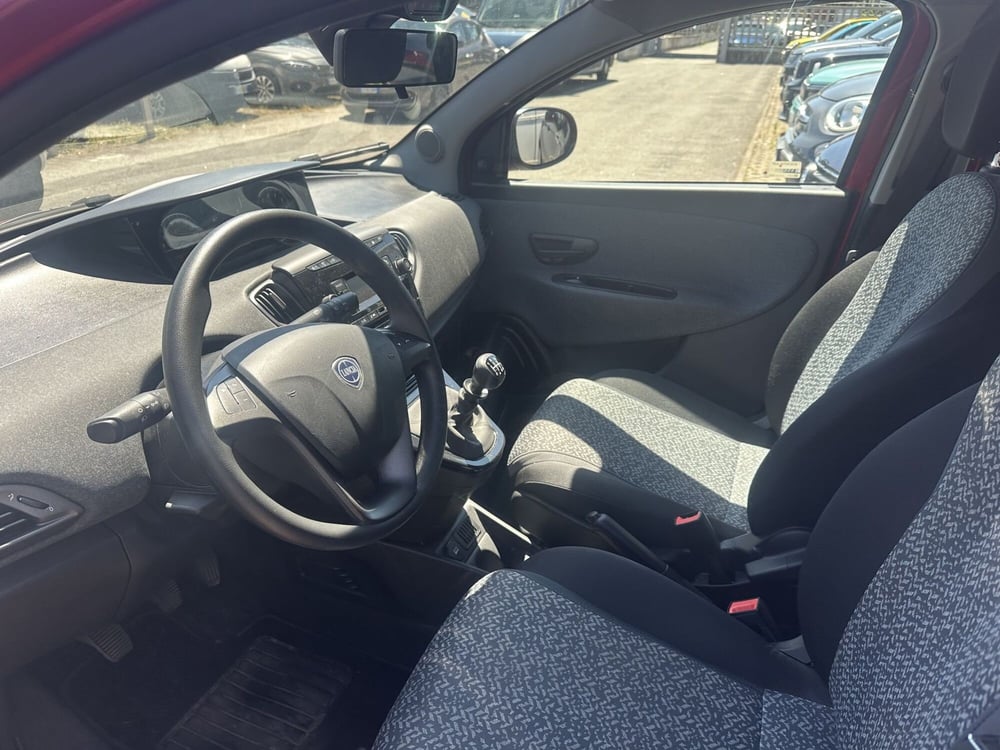 Lancia Ypsilon usata a Milano (10)
