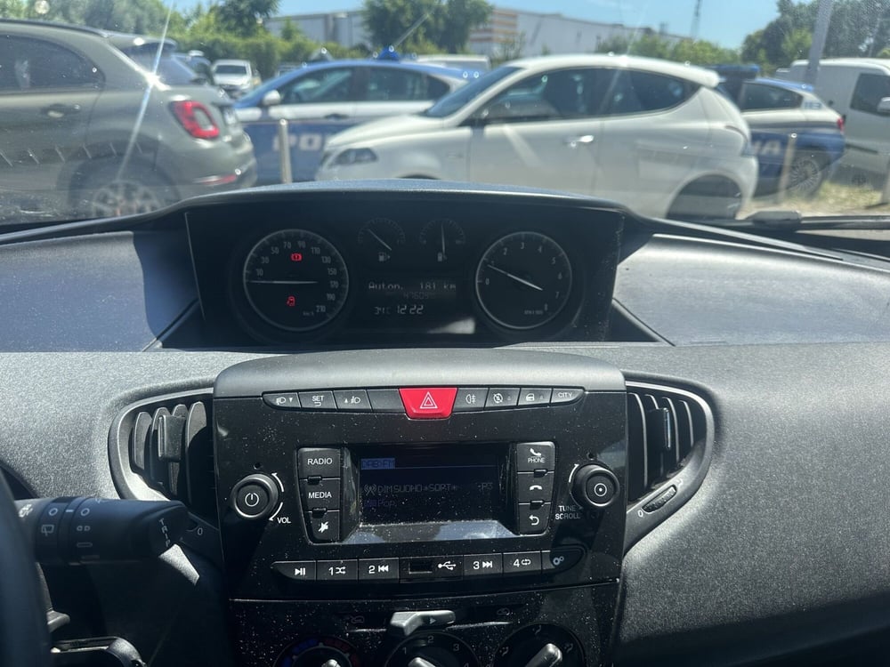 Lancia Ypsilon usata a Milano (16)