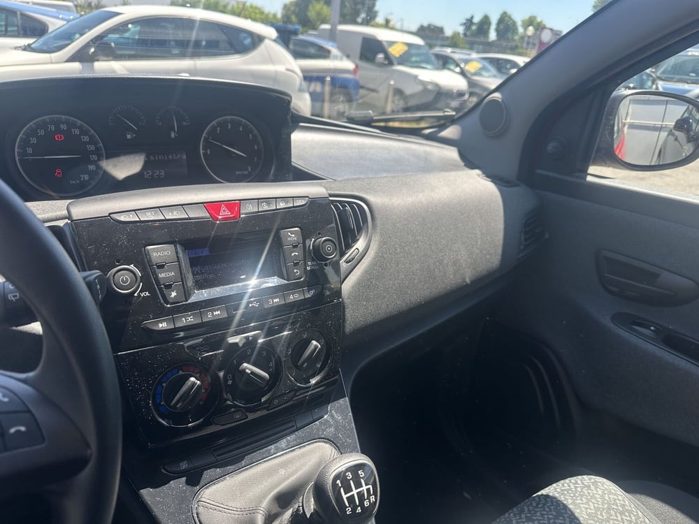 Lancia Ypsilon usata a Milano (18)