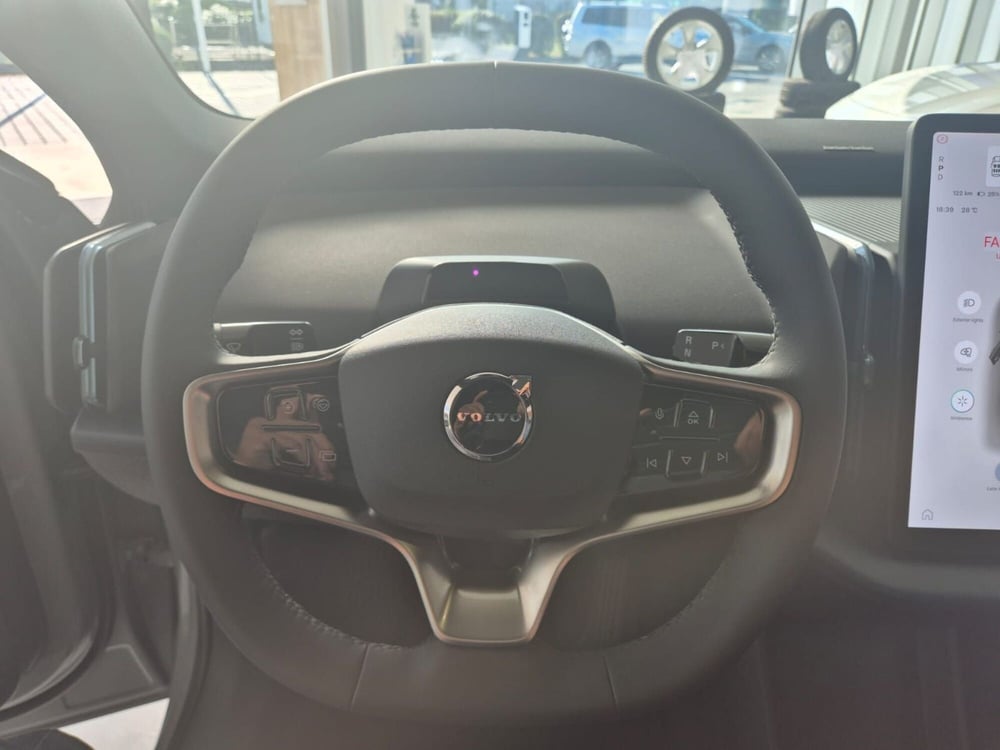 Volvo EX30 Cross Country nuova a Como (9)