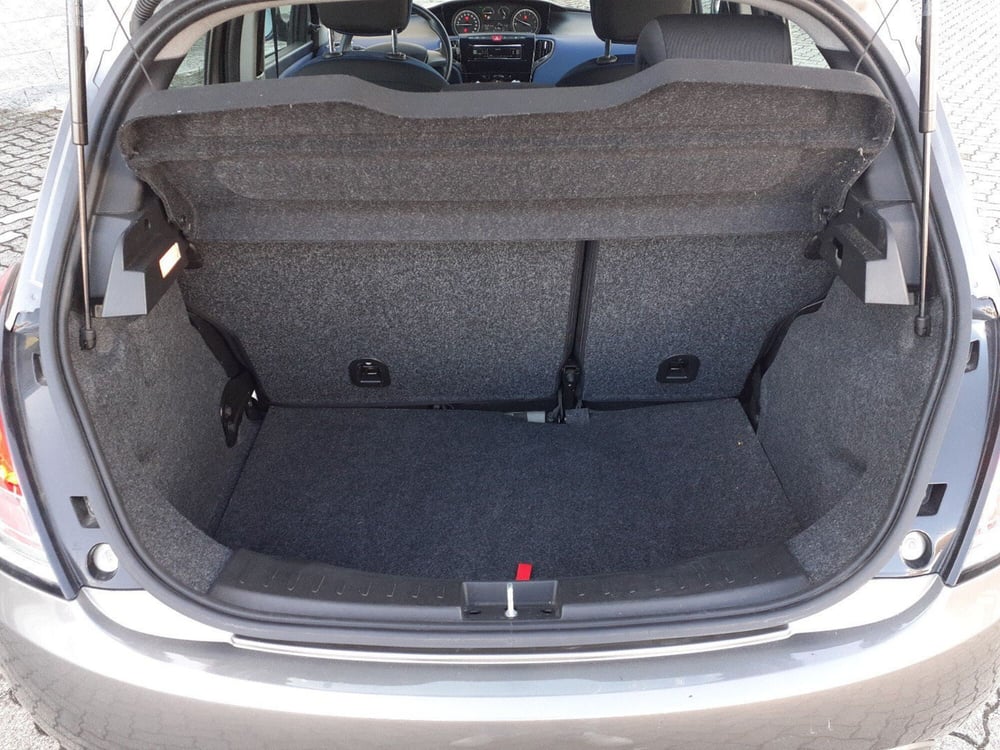 Lancia Ypsilon usata a Parma (13)