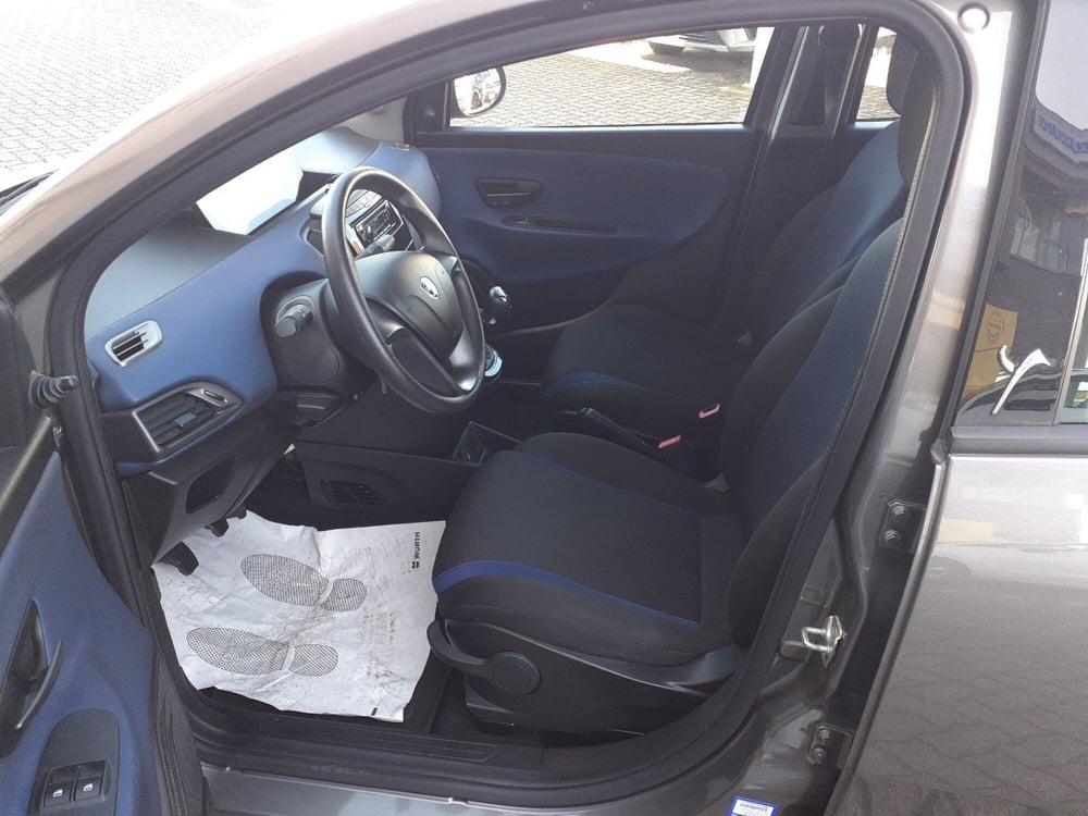 Lancia Ypsilon usata a Parma (16)