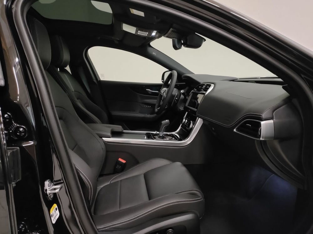 Jaguar XE usata a Novara (3)