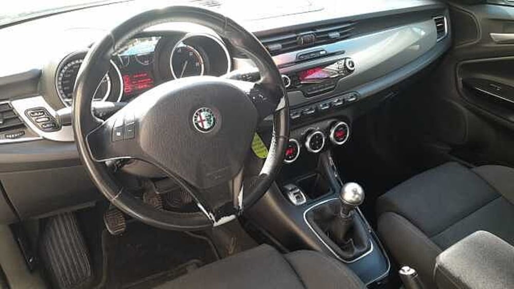 Alfa Romeo Giulietta usata a Genova (10)