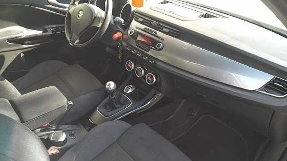 Alfa Romeo Giulietta usata a Genova (9)