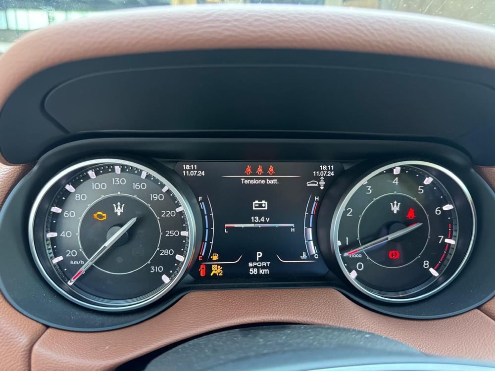 Maserati Levante nuova a Salerno (17)