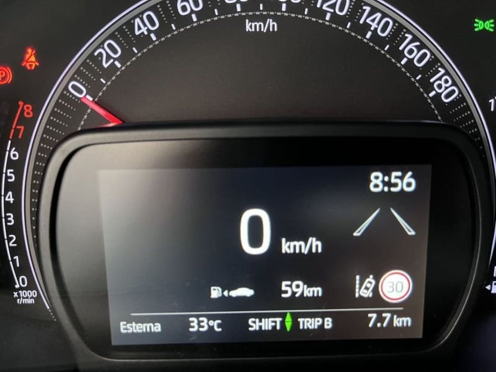 Toyota Aygo X nuova a Prato (12)