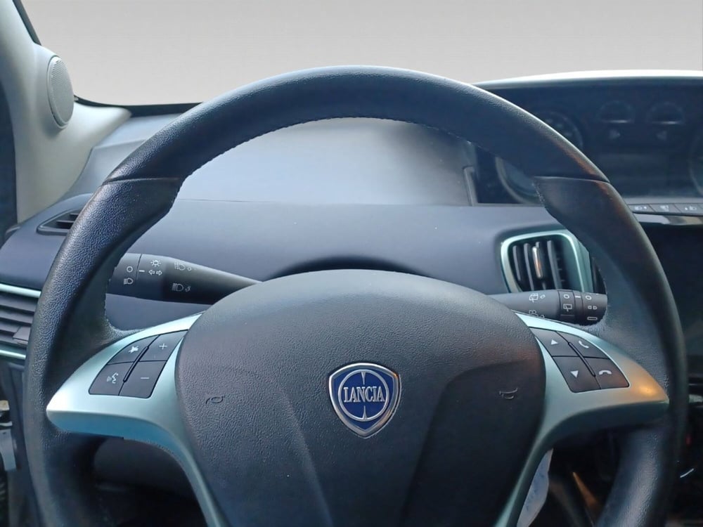Lancia Ypsilon usata a Pisa (10)