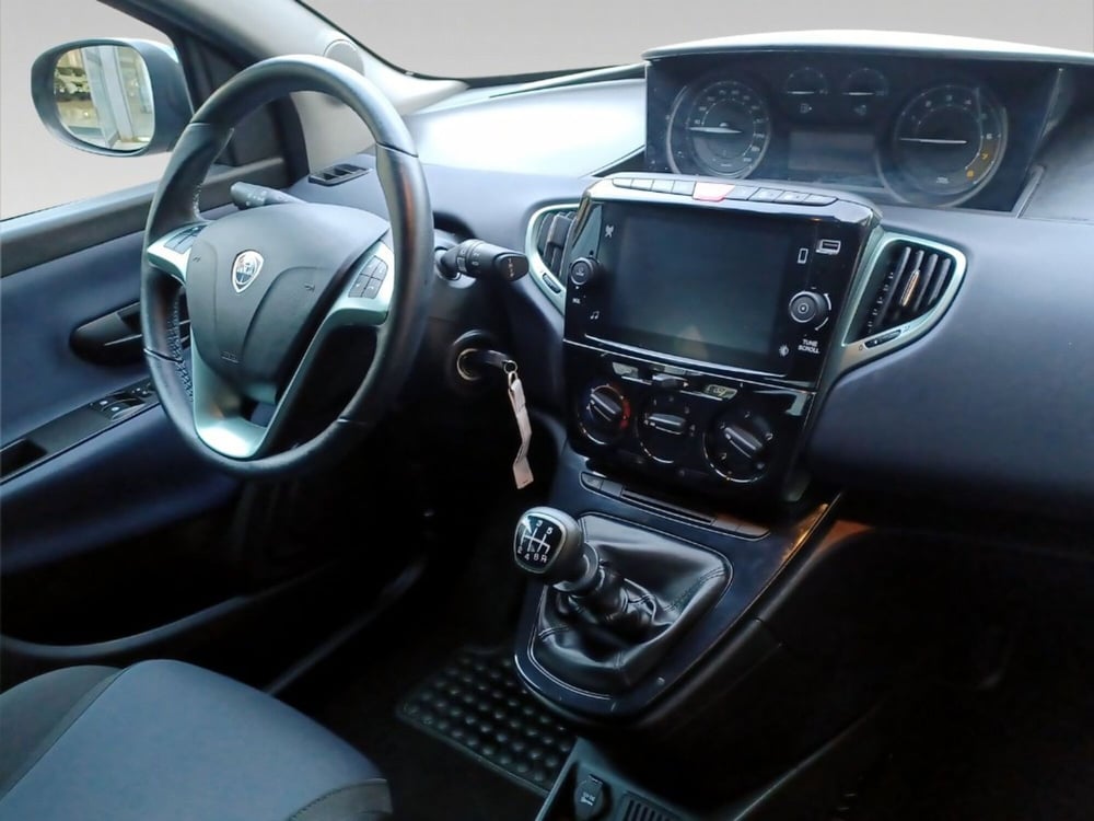 Lancia Ypsilon usata a Pisa (12)