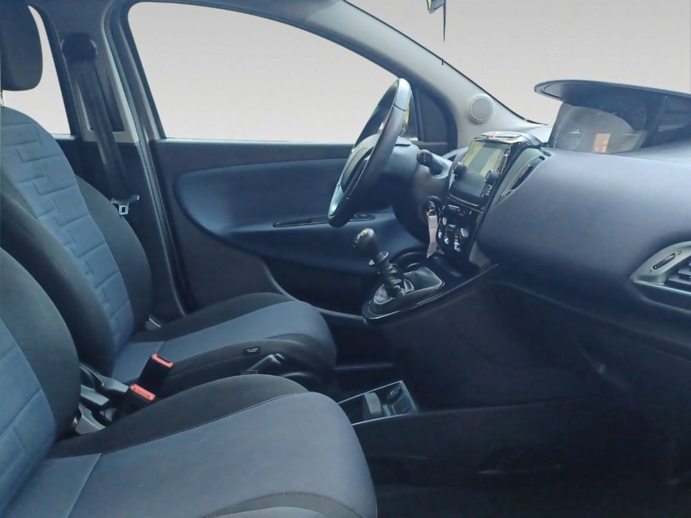 Lancia Ypsilon usata a Pisa (13)