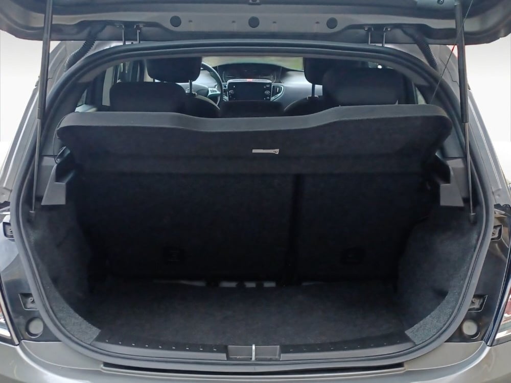 Lancia Ypsilon usata a Pisa (16)